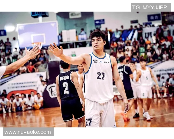 篮球与足球巨星跨界互动:两大运动领域的精彩碰撞与默契合作 篮球与足球巨星跨界互动:两大运动领域的精彩碰撞与默契合作